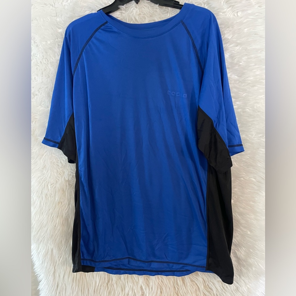 Tesla NWT Men’s Blue/Black Short Sleeve Loose Fit Rashguard. Size 2XL